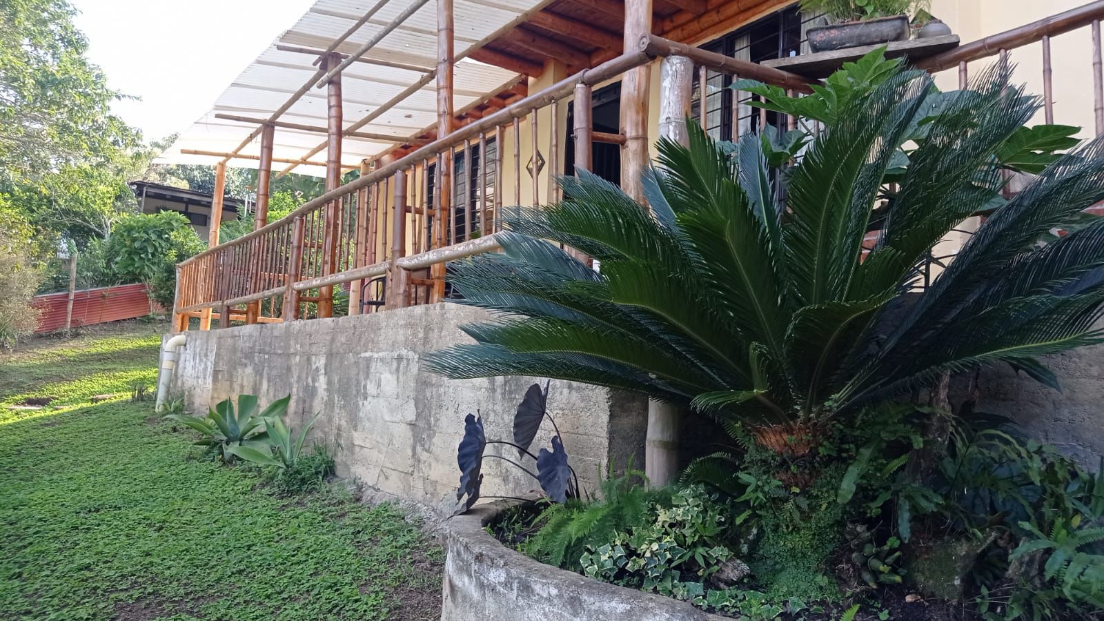 Habitación con dos camas individuales en madera tradicional